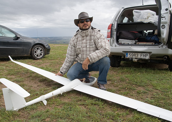 Gerardo preparing 4-meter ASW 28 for its maiden flight
