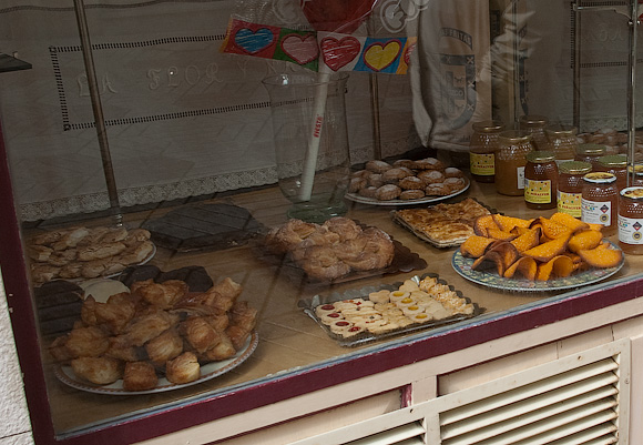 A 'pasteleria' (cake shop). The orangy biscuits on the right are made of eggs and almonds and are highly recommended!