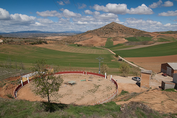 View of the bull ring in Alarilla, with El Colmillo in the background.