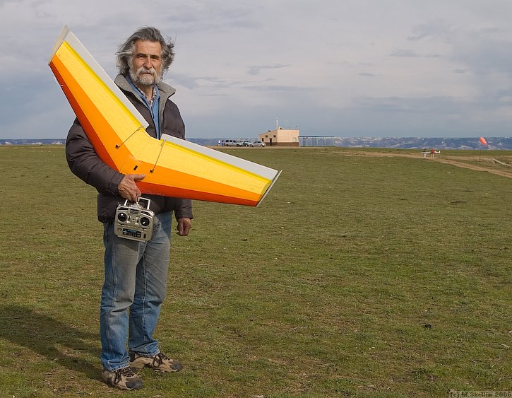 Father of La Muela? Back in 1973, Rafael Sajardo jumped off La Muela in a hang glider, thereby establishing it as an air sports venue. As well as flying RC he builds and flies his own full size aircraft...