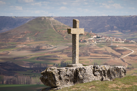 The cross on top of La Muela, with Hita in the background.