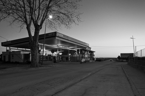 Gasolinera (petrol station) at dawn